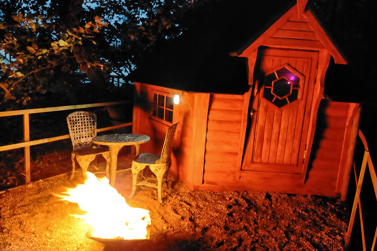 Cosy One Night Hobbit Hut Escape with Outdoor Spa Use and Champagne for Two at Oak Lodge Retreat