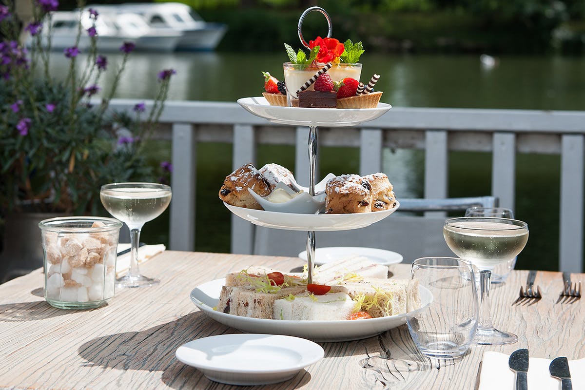 river cruise with afternoon tea