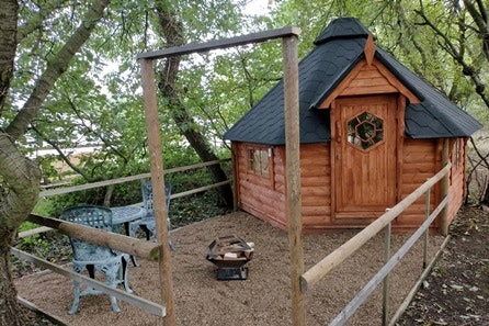 Cosy One Night Hobbit Hut Escape with Outdoor Spa Use and Champagne for Two at Oak Lodge Retreat