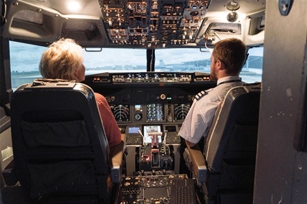 60-minute Boeing 737-800 Flight Simulator Experience with £30 Meal Voucher