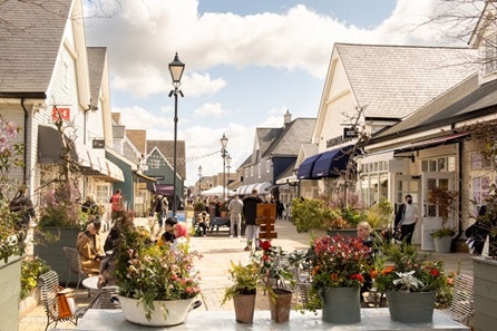 Luxury Designer Shopping Experience with Lunch at Bicester Village