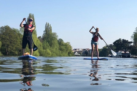 Stand Up Paddleboarding and a Pint or Prosecco on The Thames at Richmond For Four