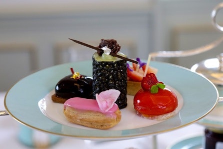 Visit to the Buckingham Palace State Rooms with Champagne Afternoon Tea at Fortnum & Mason for Two